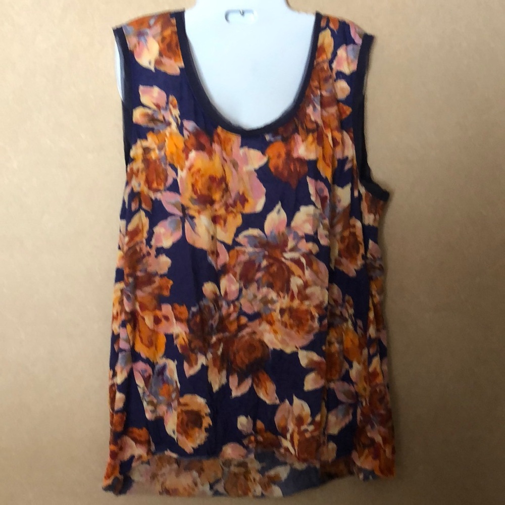 Vera Wang. Flowing top in beautiful colors